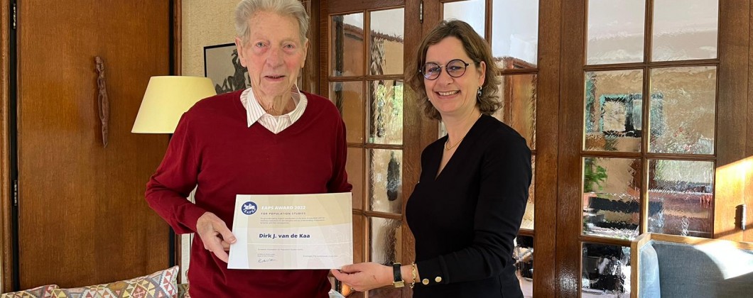 Laureate Dirk van de Kaa receives the 2022 EAPS award from former President Helga de Valk